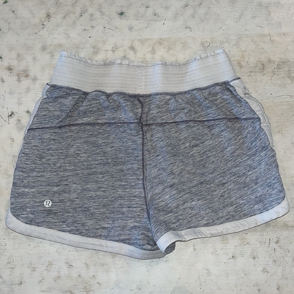 Lululemon Cool & Collected Short *2.5" Heathered Space Dyed Nimbus | size 6 - Picture 4 of 7